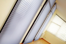 Una habitación con muchas persianas en las ventanas.