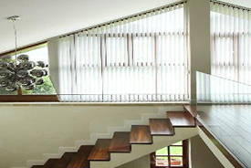 Una escalera de madera que conduce al segundo piso de una casa.