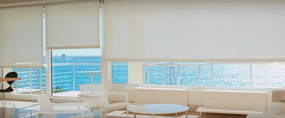 Una sala de estar con un gran ventanal con vista al mar.