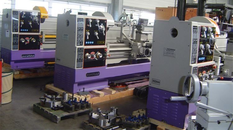 Trois machines industrielles violettes et grises