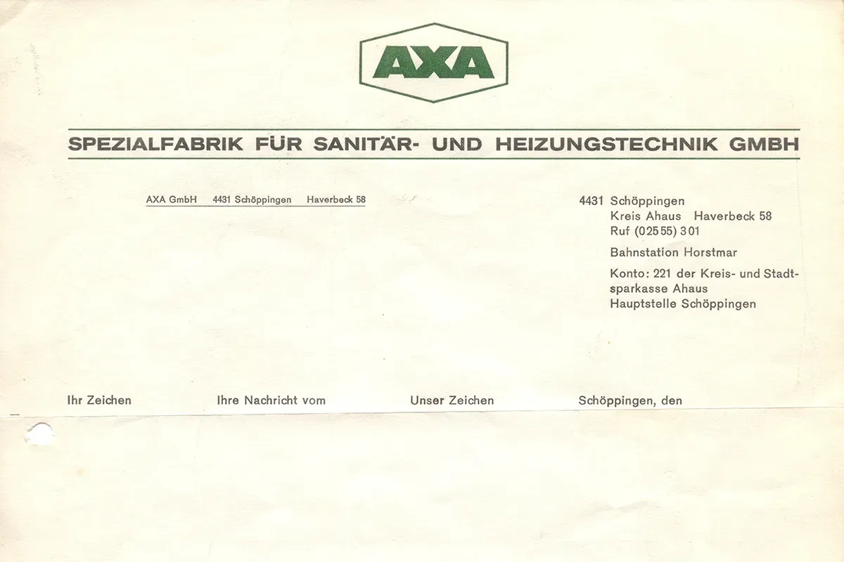 Geschäftspapier der AXA, mit Logo und Kontaktdaten. Deutscher Text auf cremefarbenem Papier.