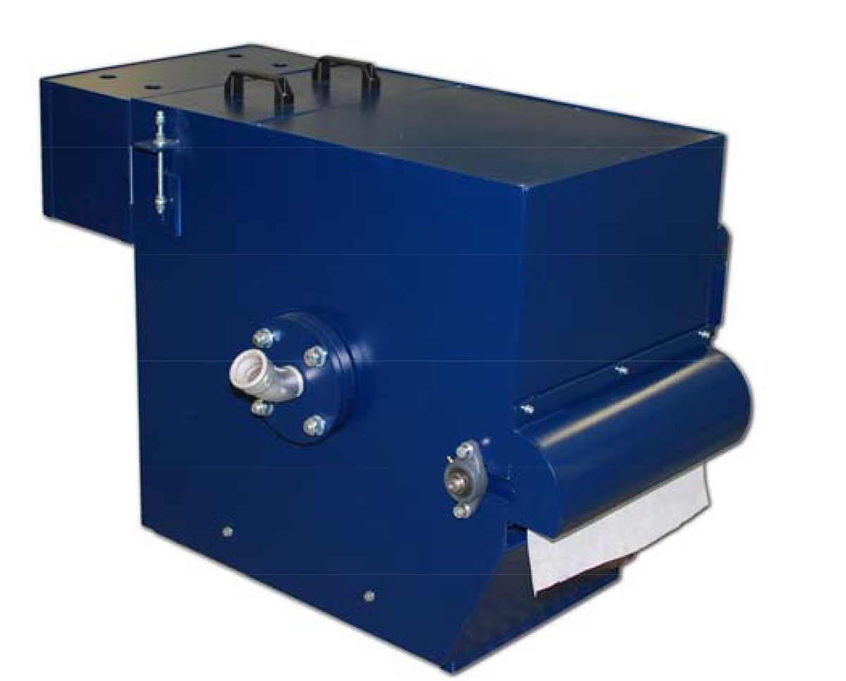 Blaue industrielle Filteranlage mit weißem Auslassrohr und Filter.