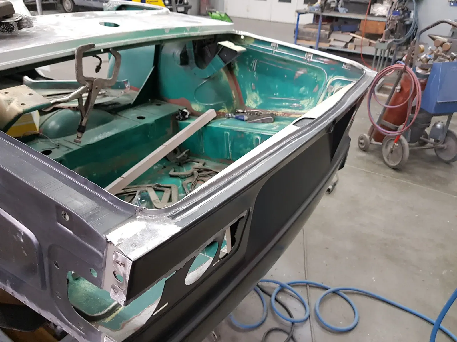 Coffre de voiture en cours de restauration 
