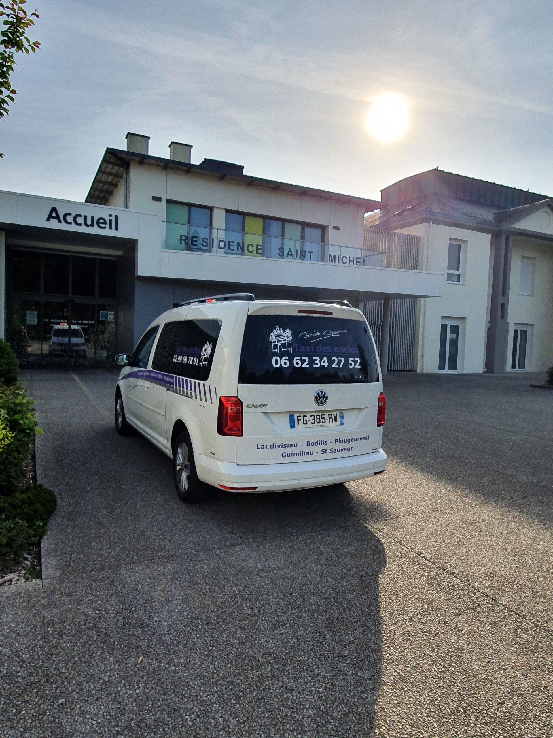 Caddy mauve, taxi à Guimiliau, Finistère