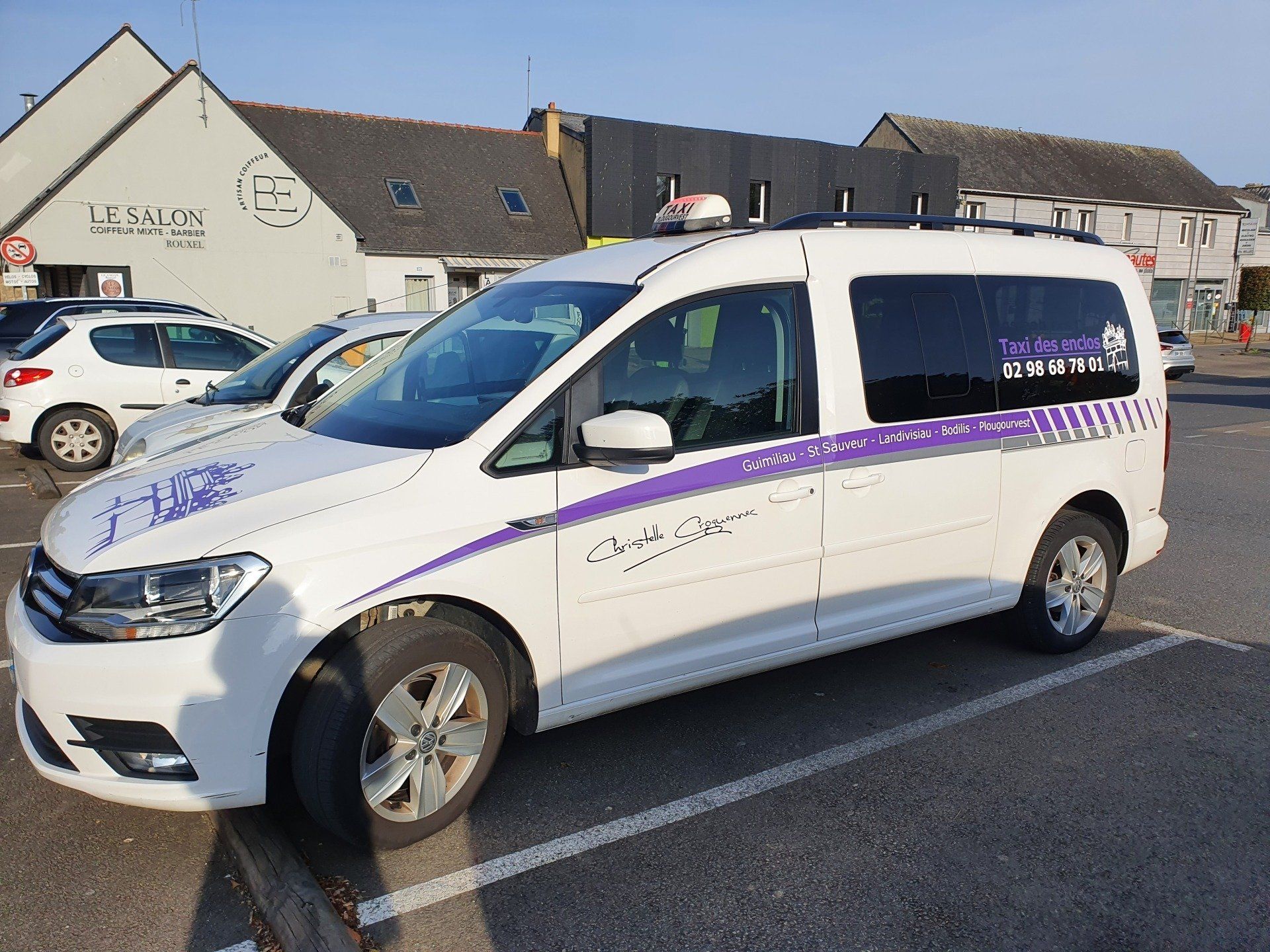Caddy mauve, taxi à Guimiliau