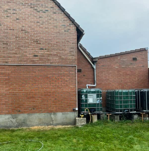 Murs extérieurs d'une maison après le nettoyage des graffitis