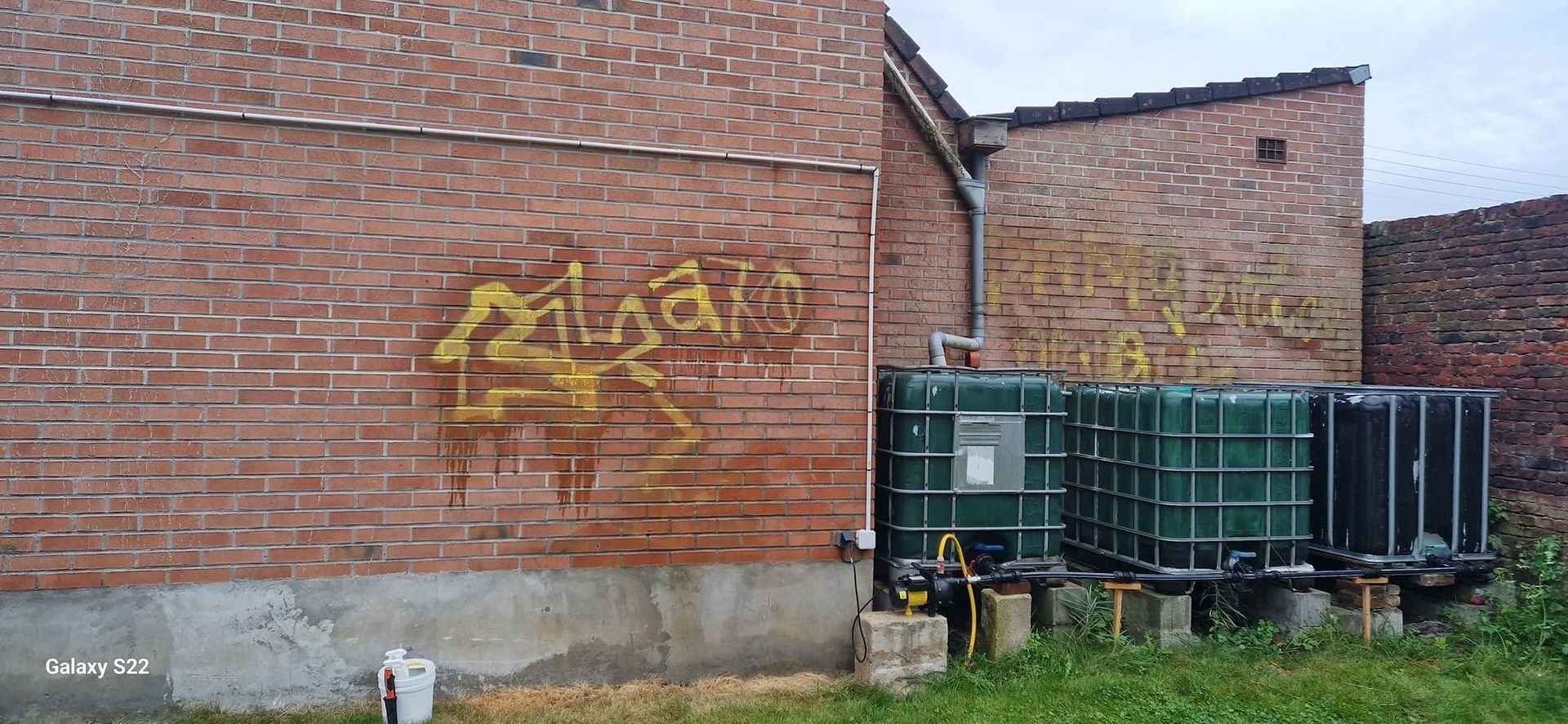 Murs de maison avec plusieurs graffitis