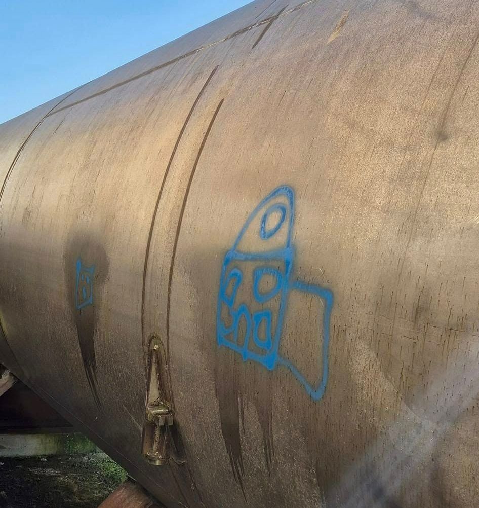 Graffitis sur une citerne