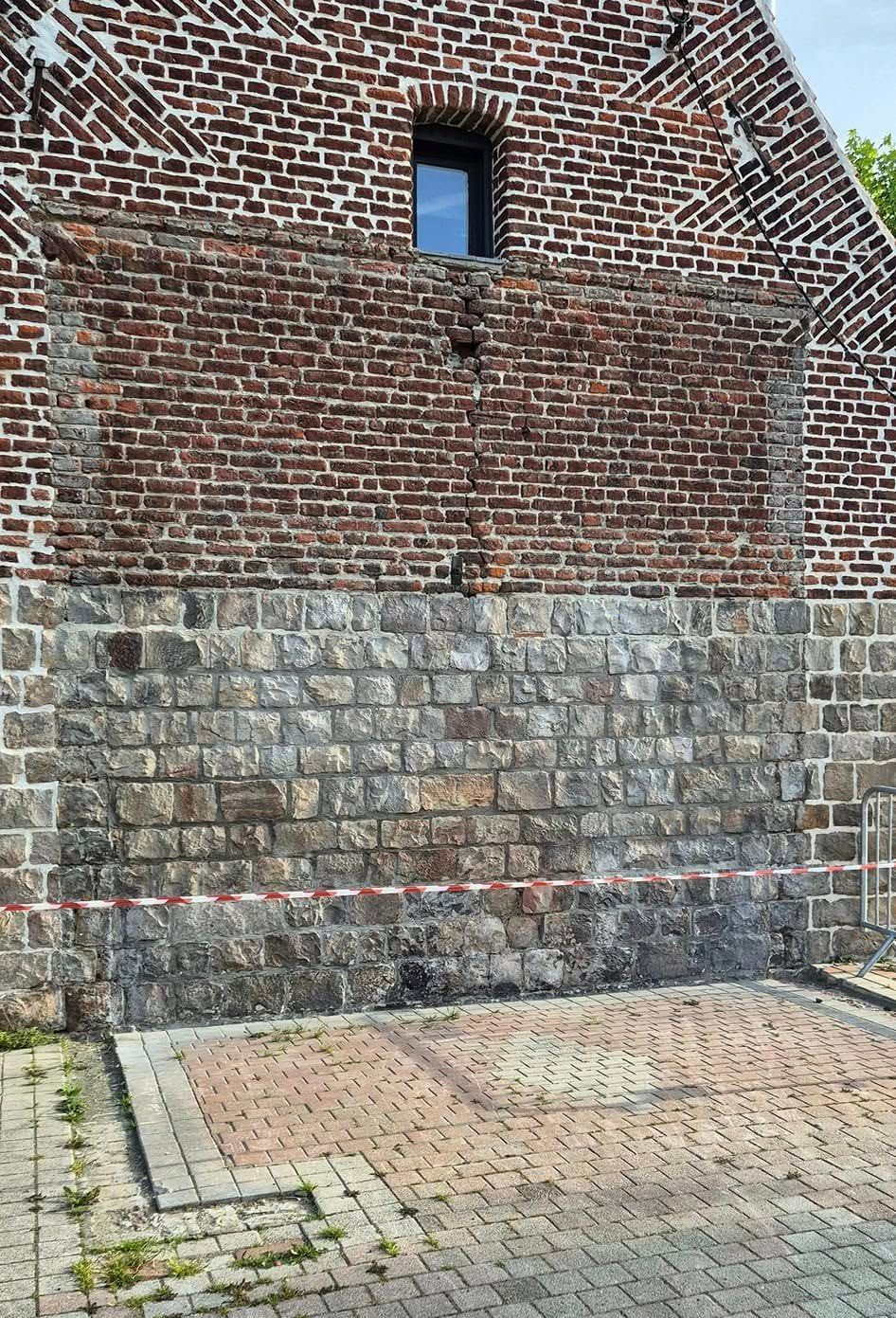 Mur en briques rouges après nettoyage