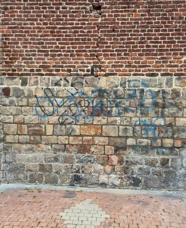 Mur en briques avec un tag