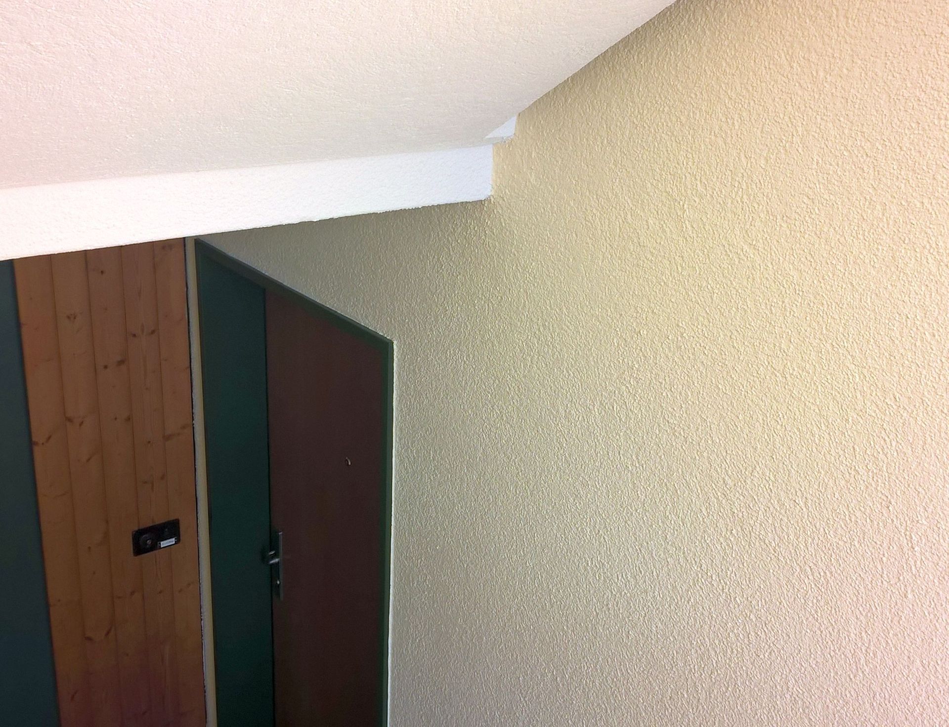 Wohnzimmerwand malen - Malergeschäft Buchmann in Luzern