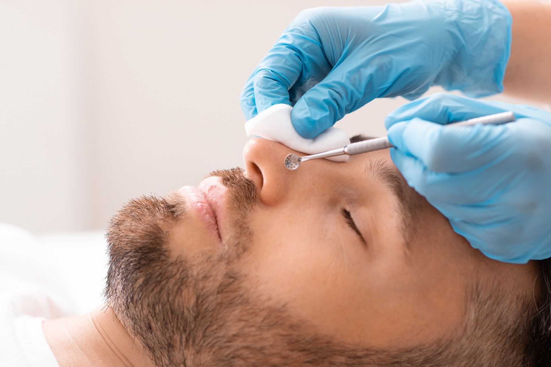 Un hombre está recibiendo un tratamiento facial en un salón de belleza.