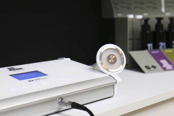 Un dispositivo blanco está sobre una mesa blanca.