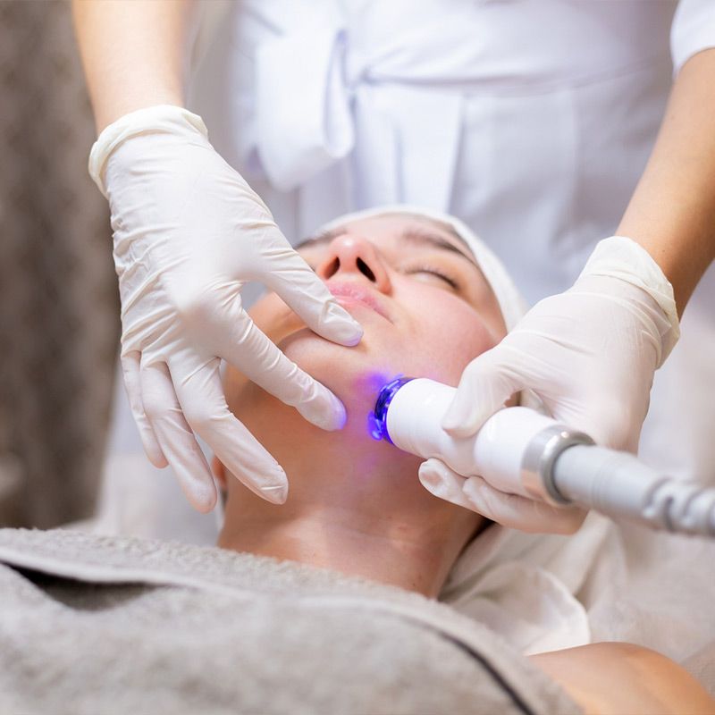 Una mujer está recibiendo un tratamiento facial en un salón de belleza.