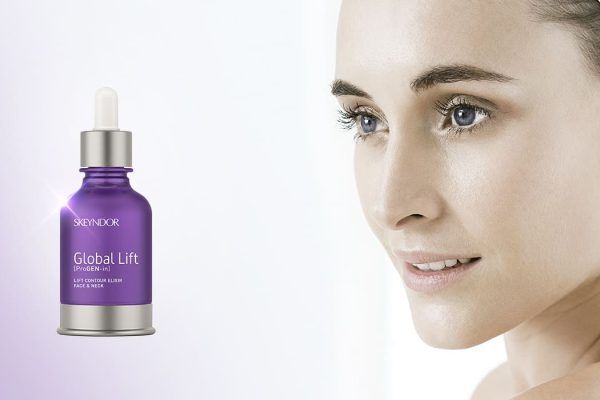 Una mujer sonríe junto a una botella de suero Global Lift.