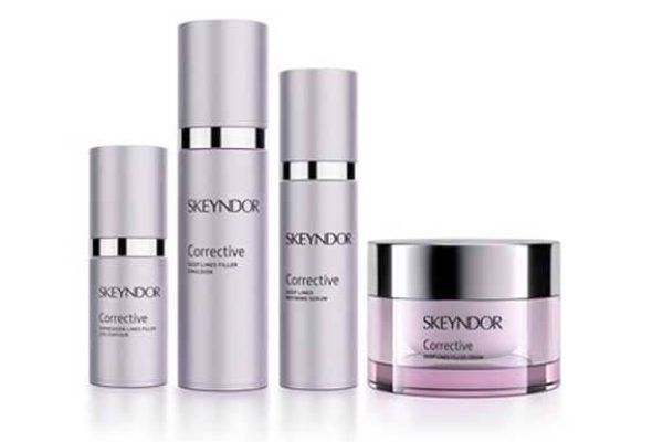 Un grupo de botellas de cosméticos Sryndor están alineadas sobre una superficie blanca.