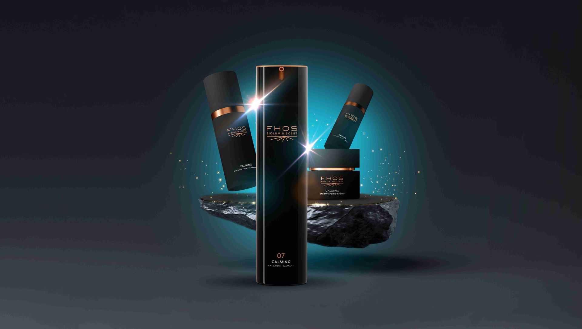 Un grupo de botellas negras colocadas encima de una roca.