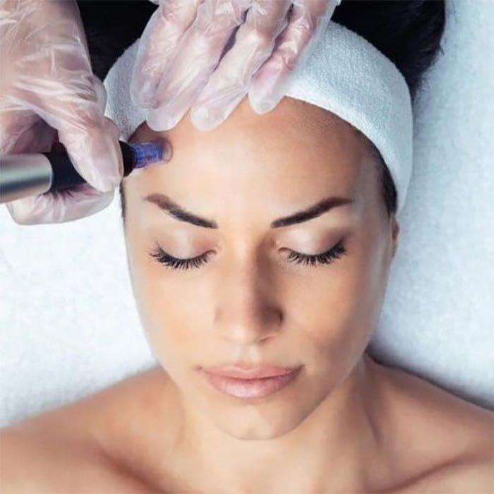 Una mujer está recibiendo un tratamiento facial en la frente.