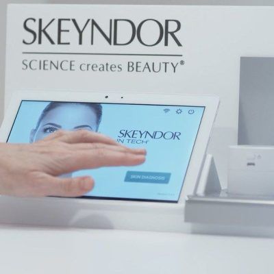 Una persona está tocando una pantalla que dice skeyndor.