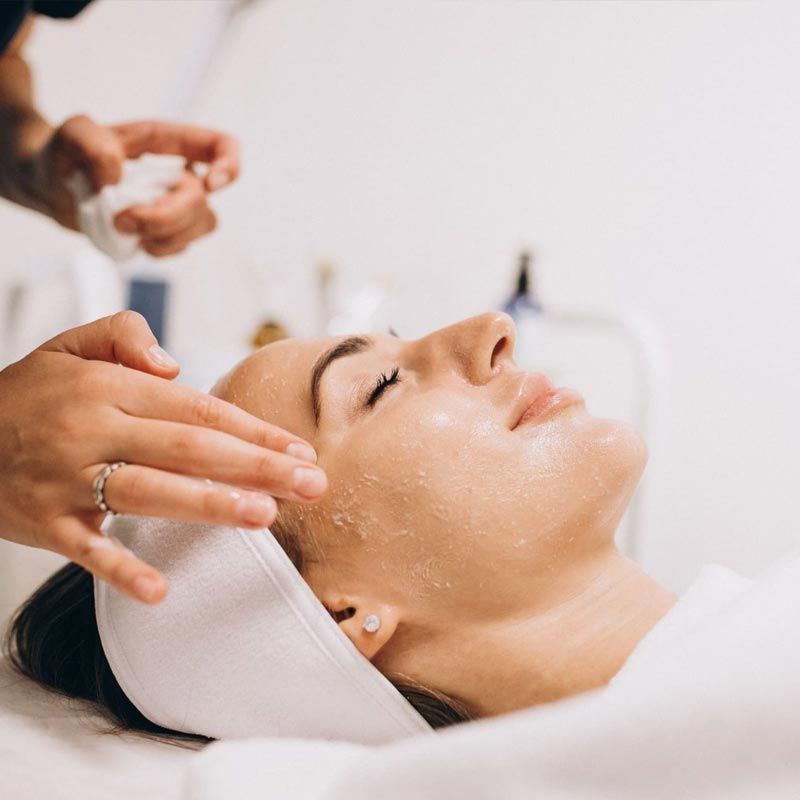 Una mujer está recibiendo un tratamiento facial en un spa.