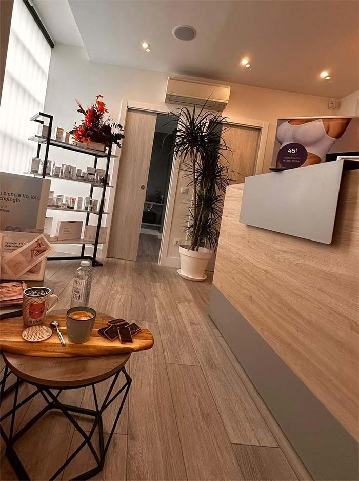 Hay una mesa con una bandeja de comida en el medio de la habitación.