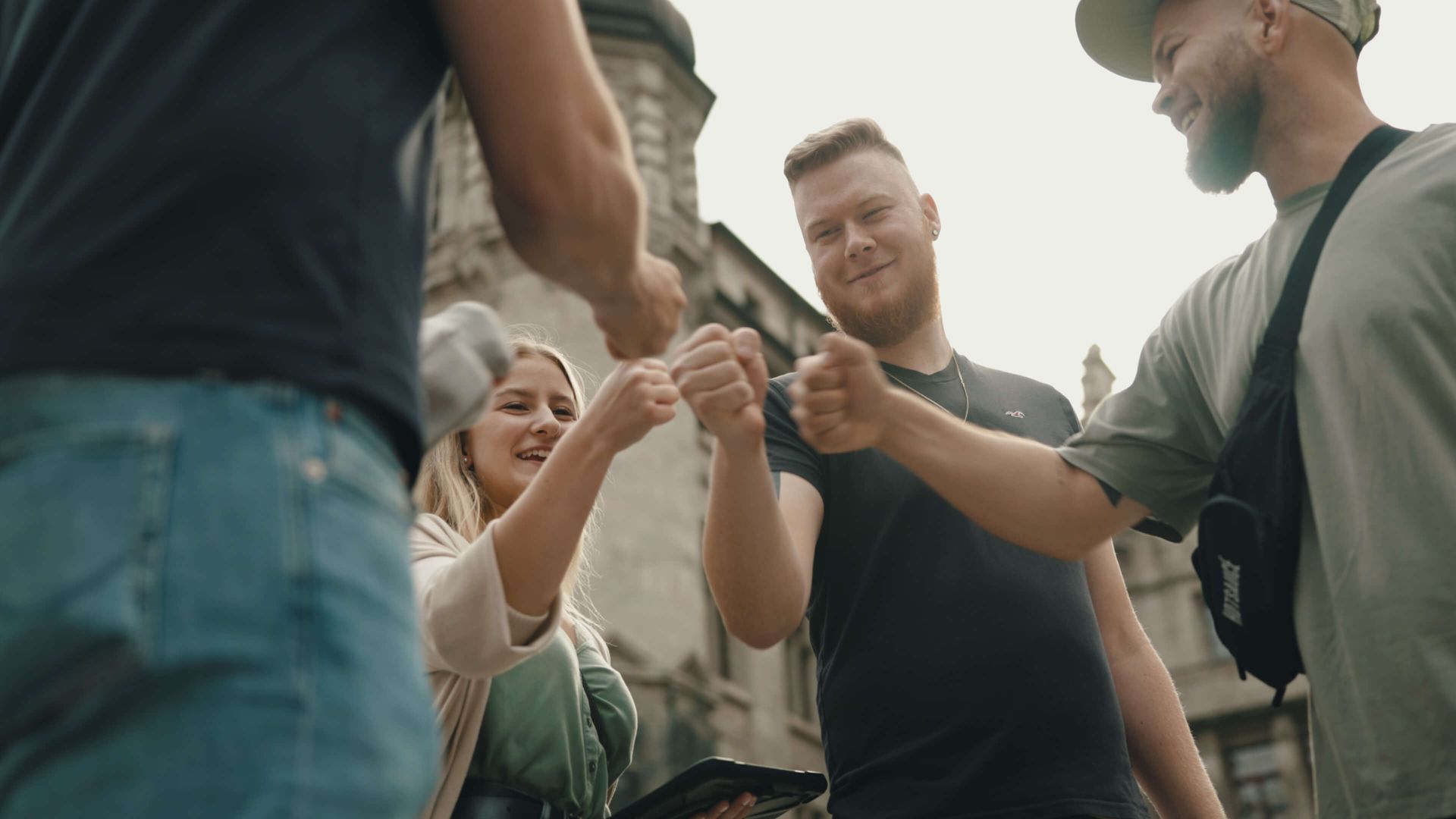 Eine Gruppe Leute gibt sich gegenseitig ein Fist Bump.