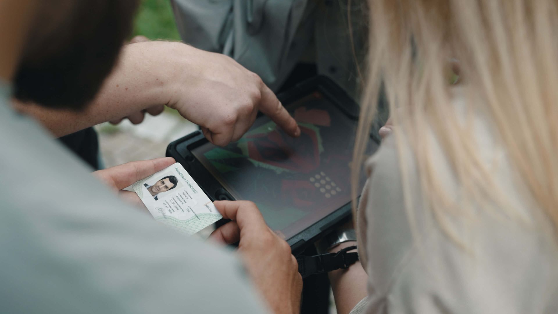 Ein Mann und eine Frau schauen auf ein Tablet.