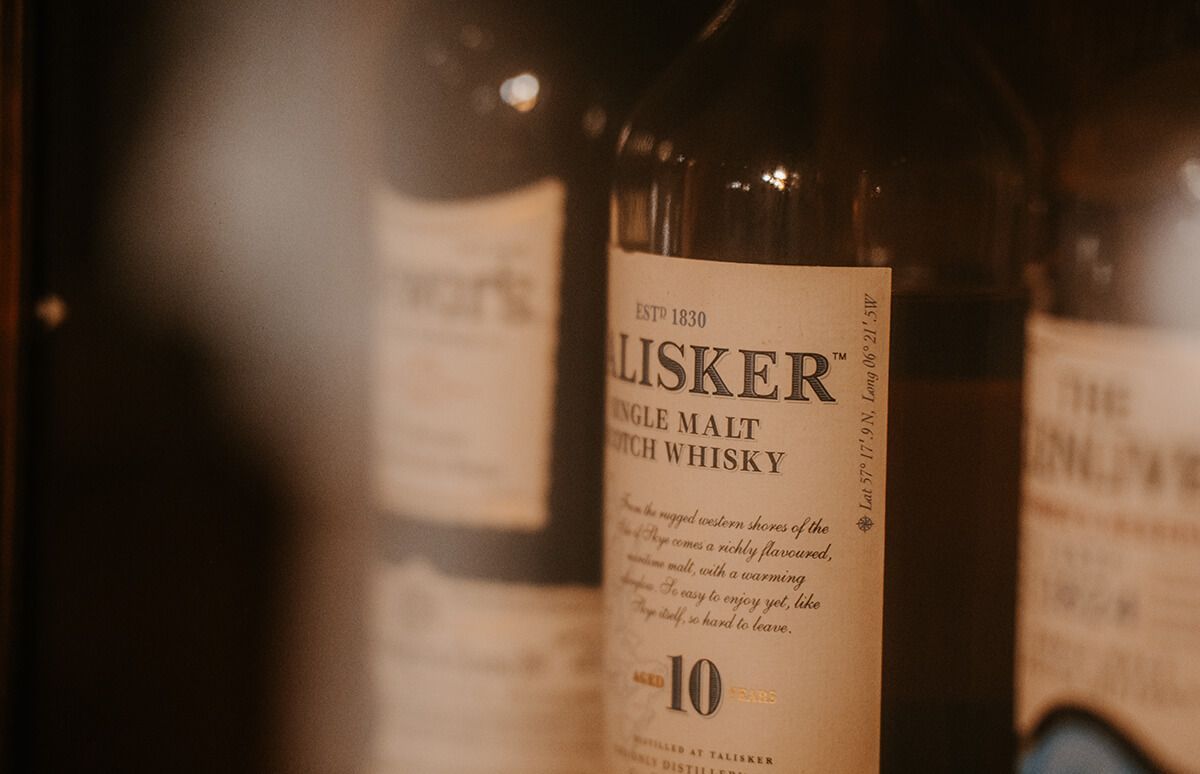 Eine Nahaufnahme einer Whiskyflasche mit der Zahl 10 darauf