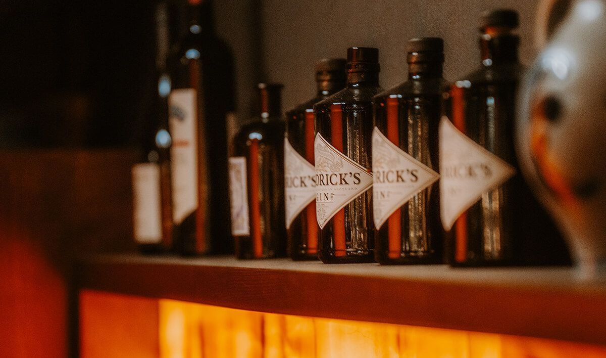 Auf einem Regal stehen mehrere Alkoholflaschen.