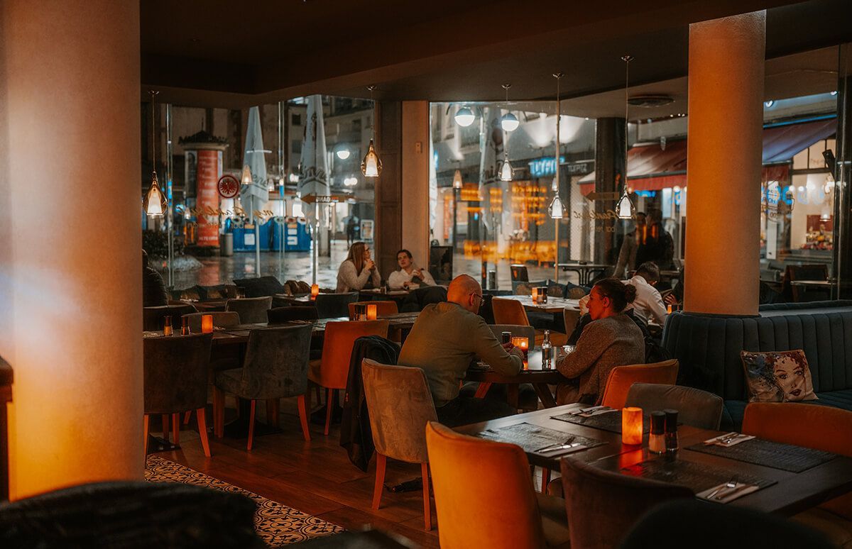 Eine Gruppe von Leuten sitzt an Tischen in einem Restaurant.