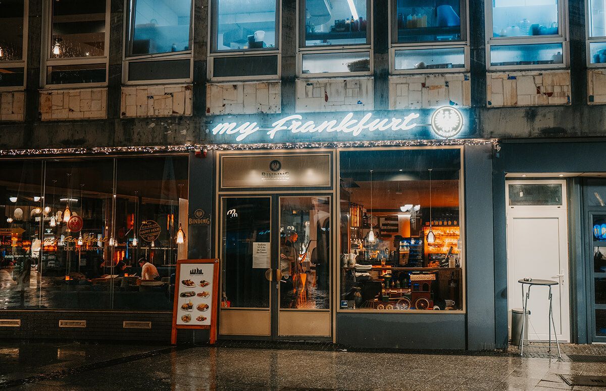 Ein Restaurant mit einer Neonreklame an der Vorderseite.