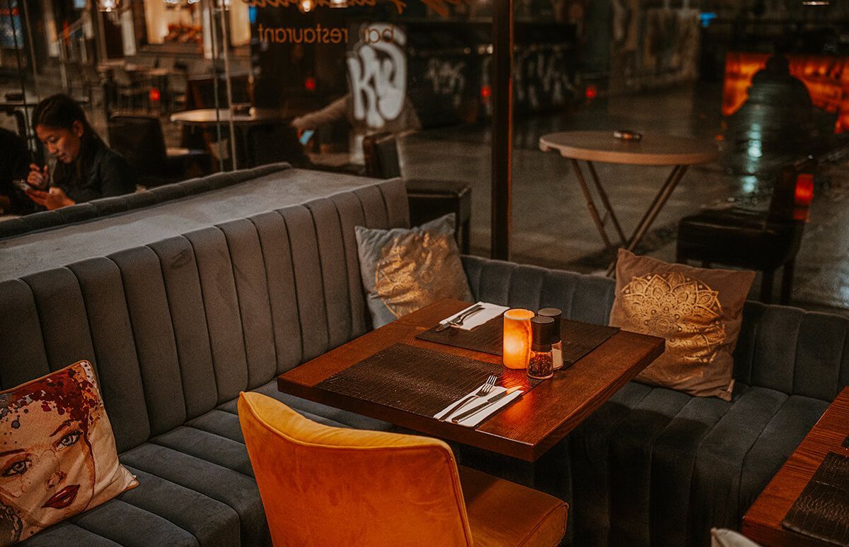 Ein Restaurant mit Tischen und Stühlen und einer Couch.