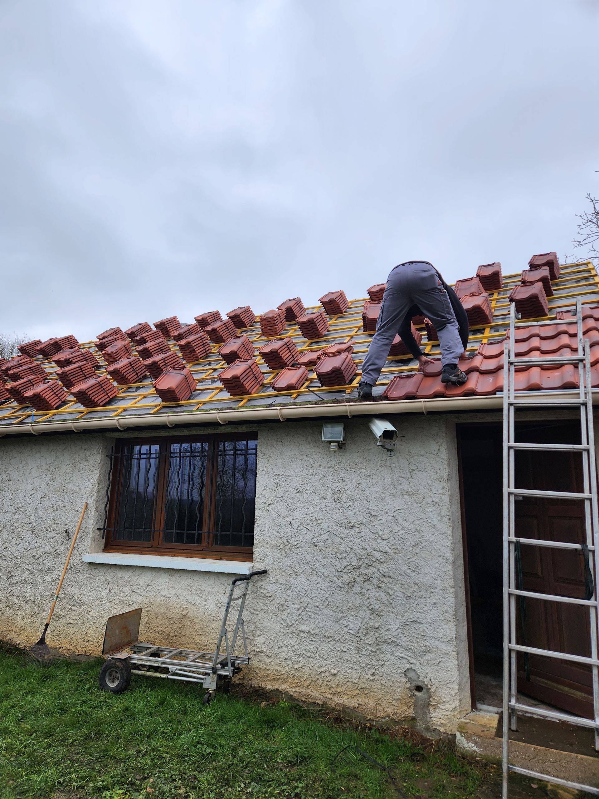 Un artisan sur une toiture