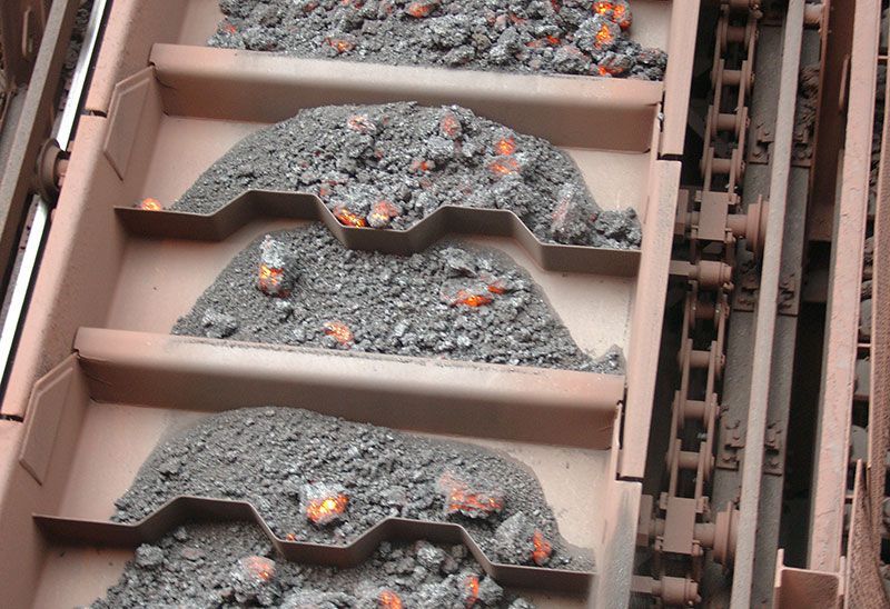 Ein Förderband mit viel Kohle darauf