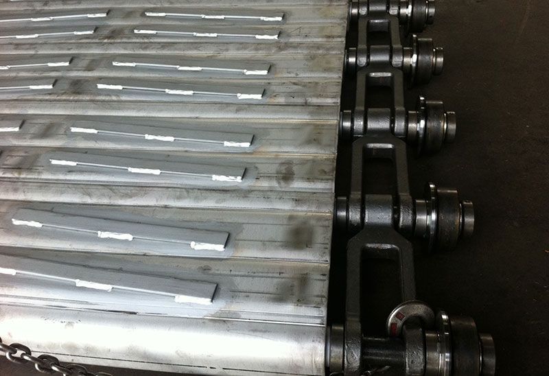 Eine Nahaufnahme eines Metallgegenstands mit einer daran befestigten Kette