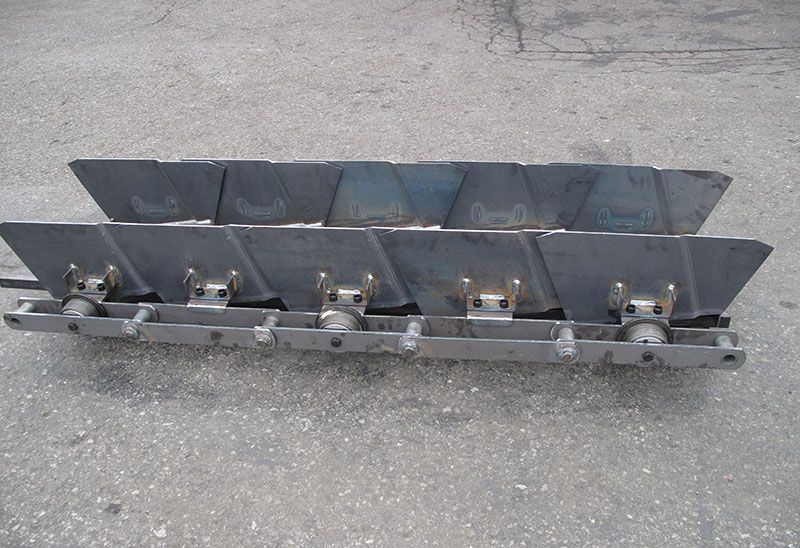 Eine Reihe von Metallplatten sind übereinander auf dem Boden gestapelt