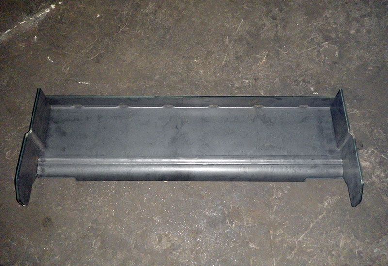 Ein Stück Metall liegt auf einer Betonoberfläche