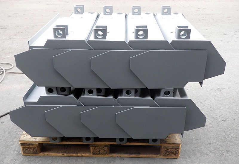 Eine Holzpalette mit einem Haufen Metallteile darauf