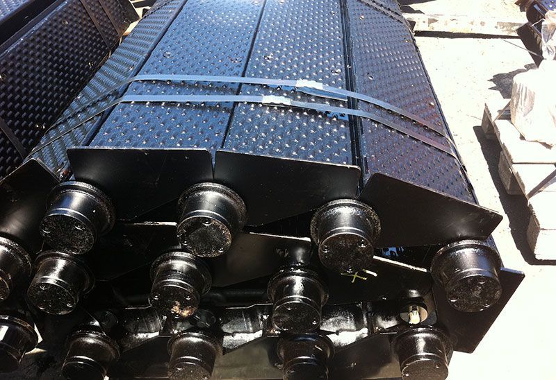 Ein Haufen schwarzer Rohre, die übereinander gestapelt sind