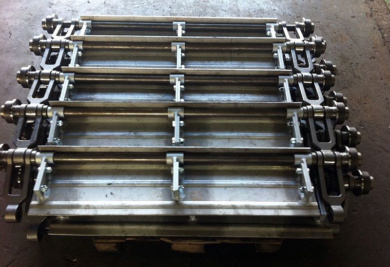 Ein Haufen Metallteile sind übereinander gestapelt