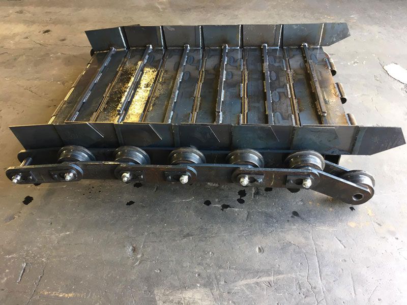 Ein Stück Metall liegt auf einem Betonboden