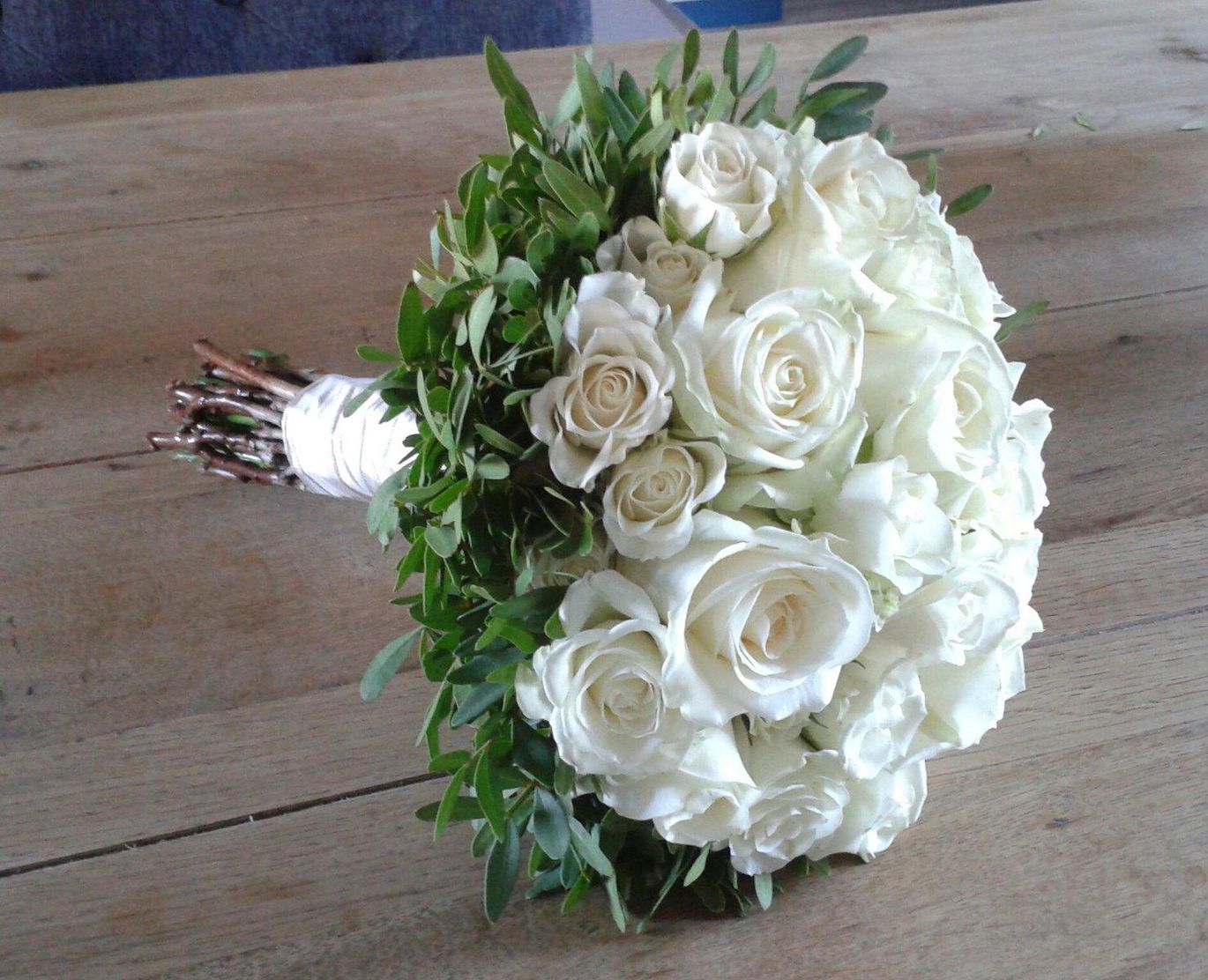 Estelle Leclerc bouquet de mariée roses blanches à Champcenest
