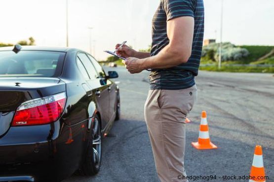 Verkehrshütchen, Auto und Person