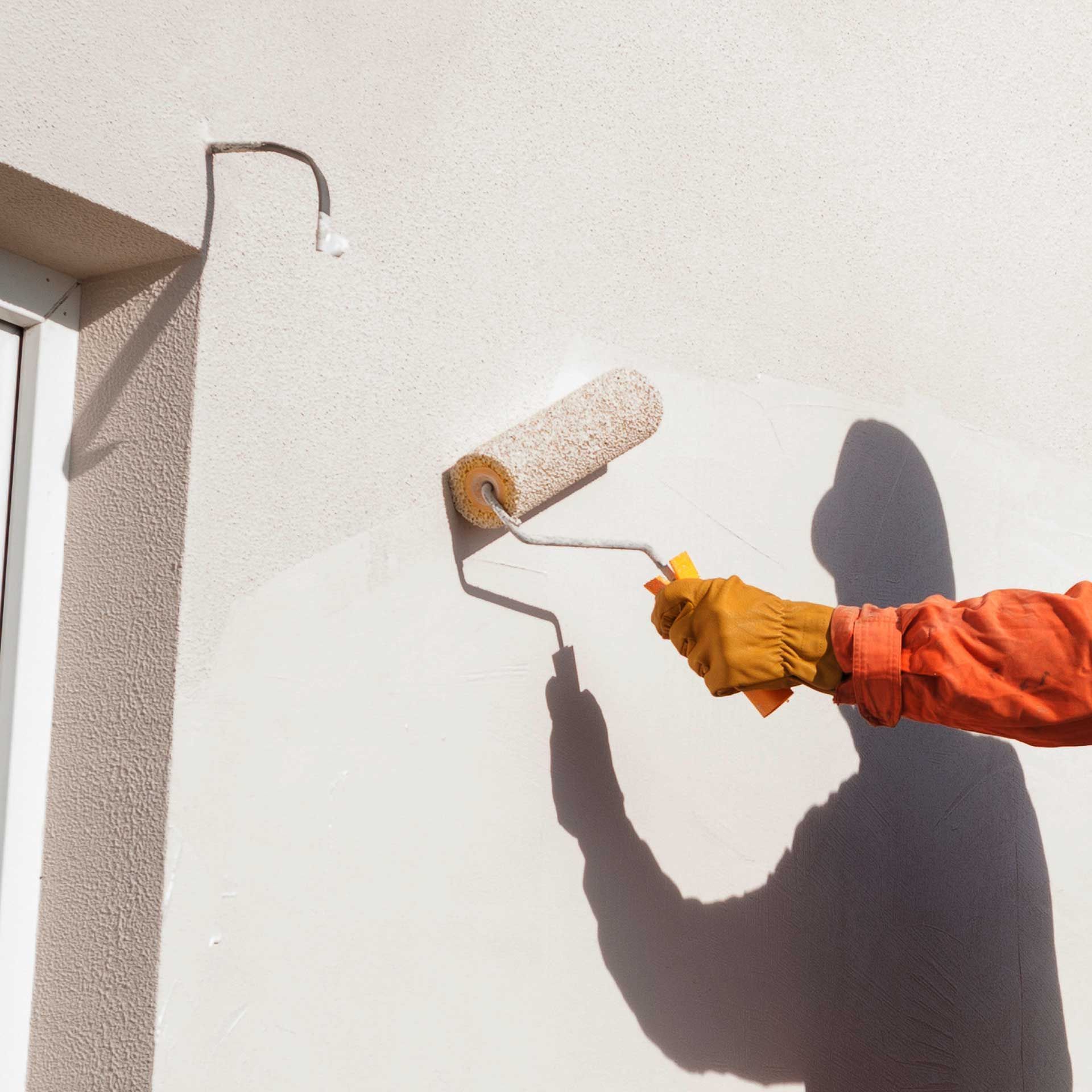 Application de revêtement de façade extérieure par un peintre