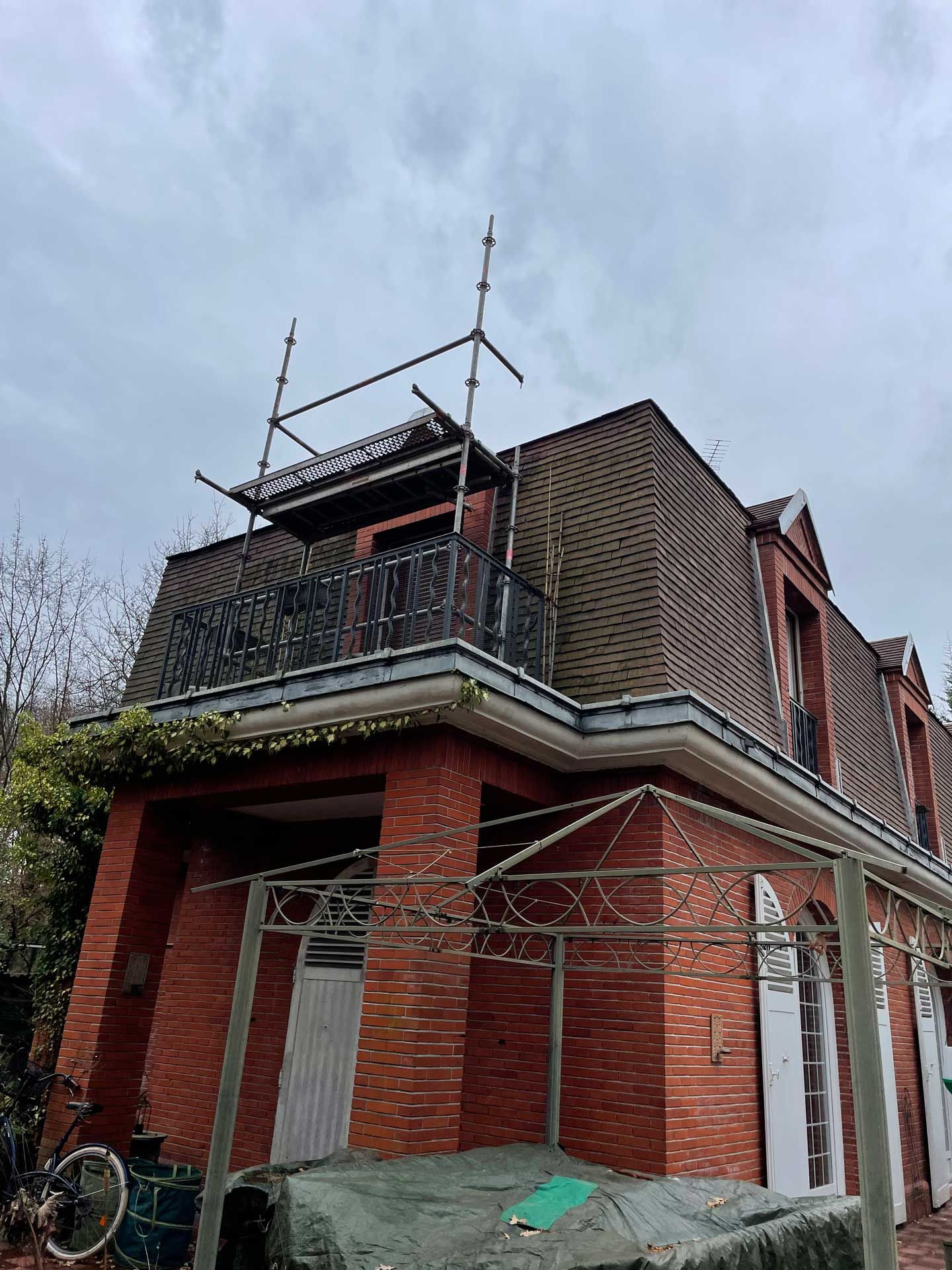 Une façade avec des échafaudages