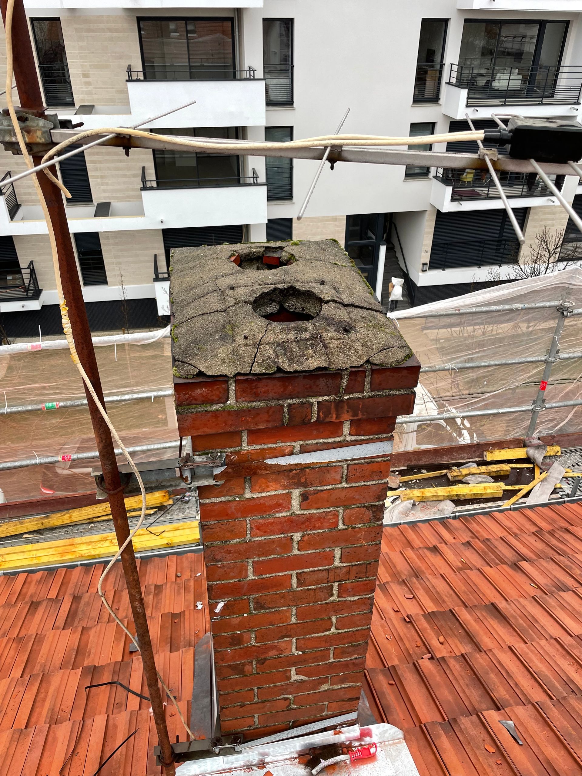 Travaux d'étanchéité sur une cheminée