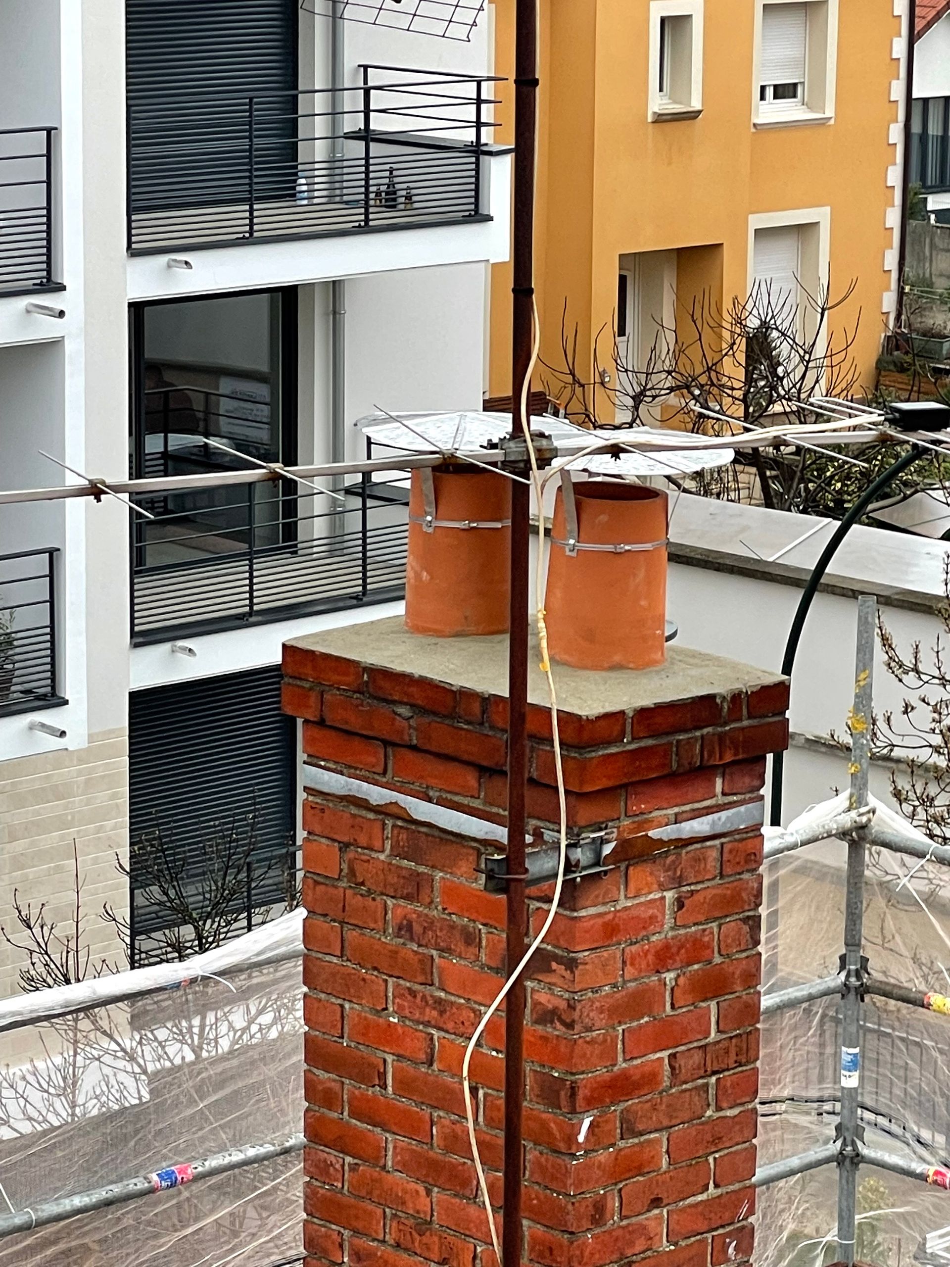 Rejoientement des mitrons sur souche de cheminée. 