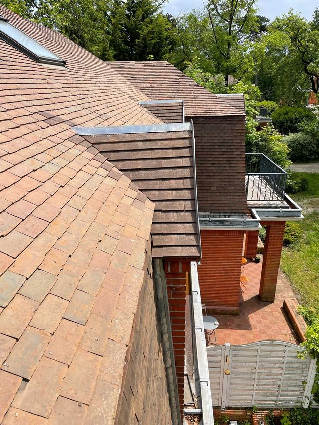 Toiture et éléments de zinguerie d'une maison, vue en plongée