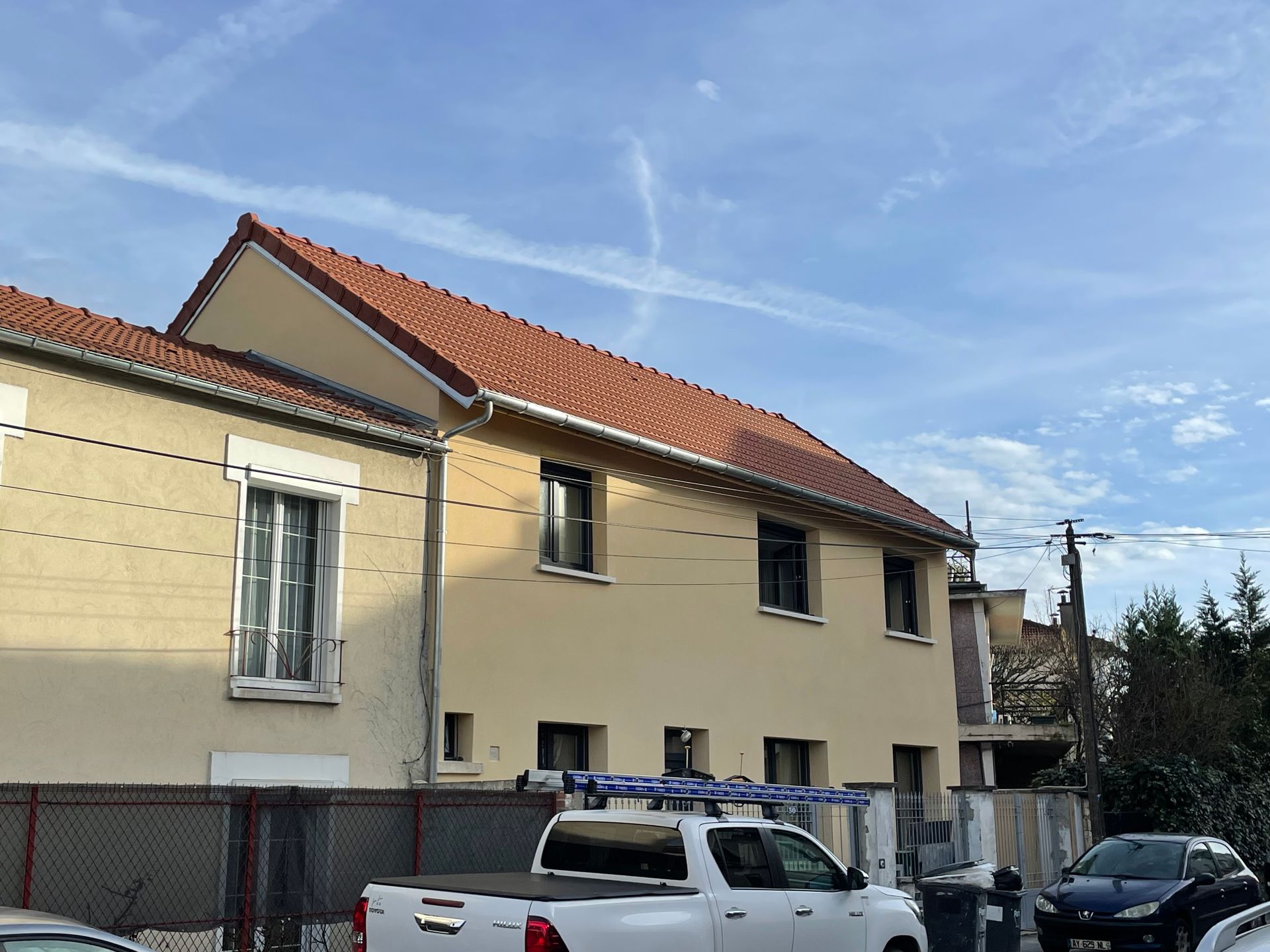 Façade de maison surélevée