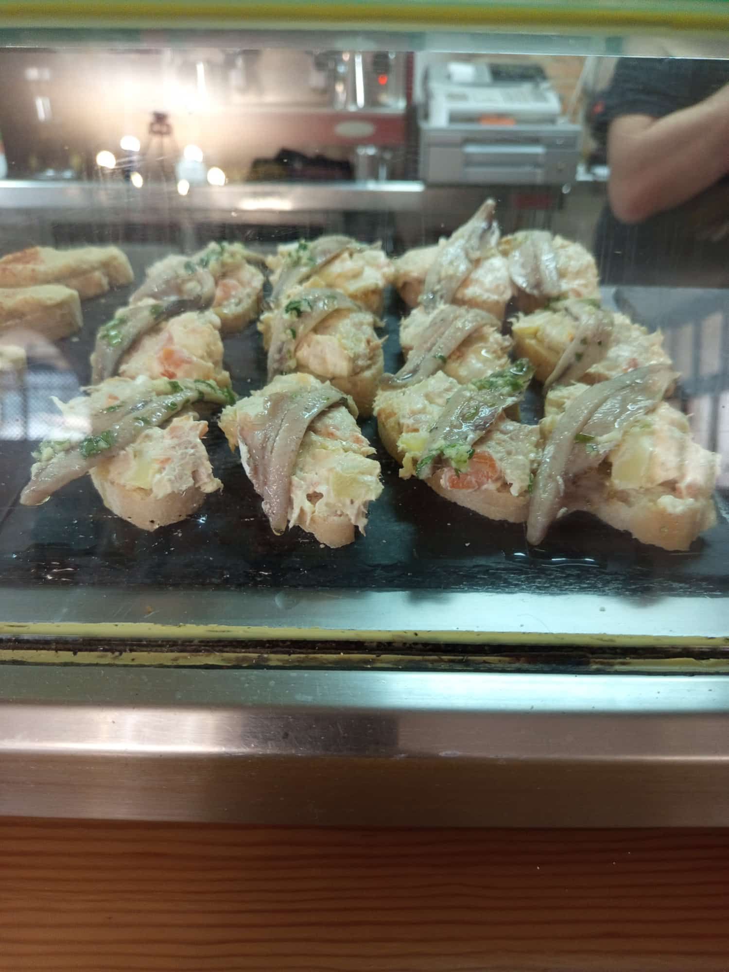 Un primer plano de una vitrina llena de comida en un restaurante.